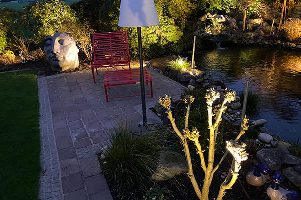 Effektvolle Gartenbeleuchtung mit Akzenten – professionelles Außenlicht Beispiel 6