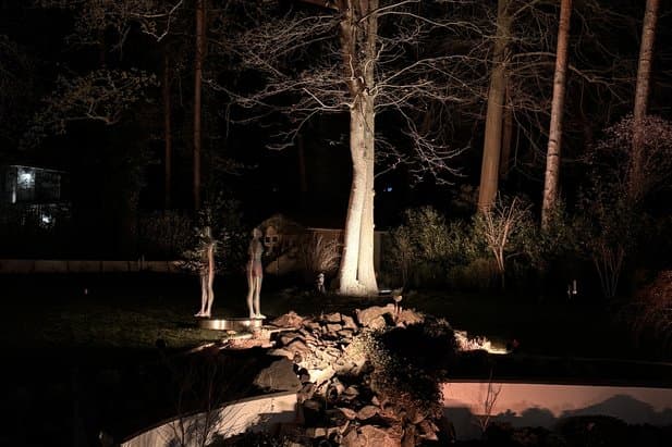 Wasserfall mit Felsbeleuchtung Berlin
