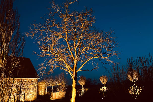 Indirektes Lichtdesign für Terrassen und Außenbereiche – Licht von Klein Beispiel 4