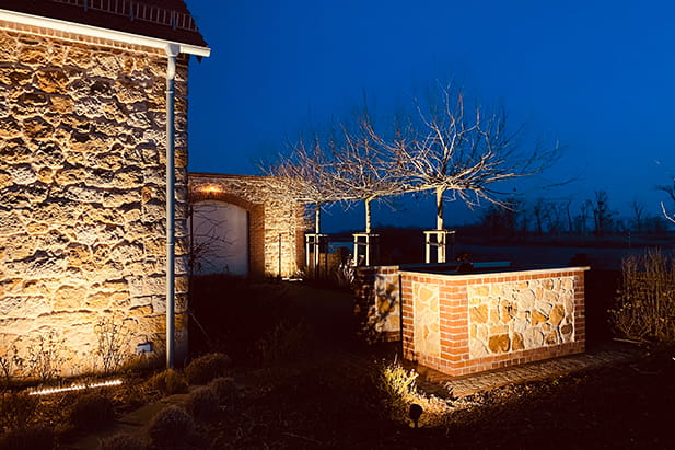 Indirekte Lichtgestaltung für Gartenwege und Sitzbereiche – Beispiel 7