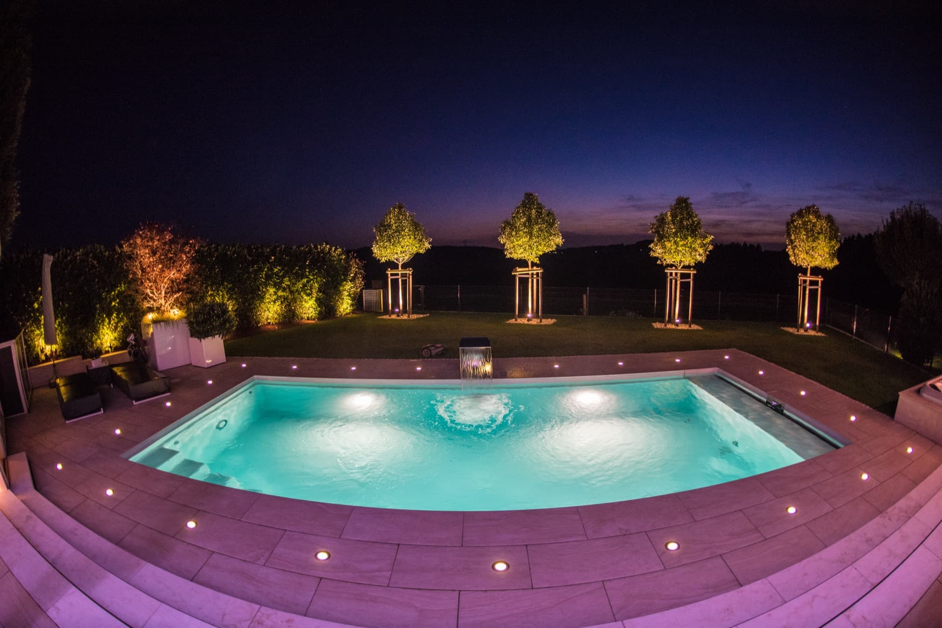 Brunnenbeleuchtung und beleuchteter Wasserfall