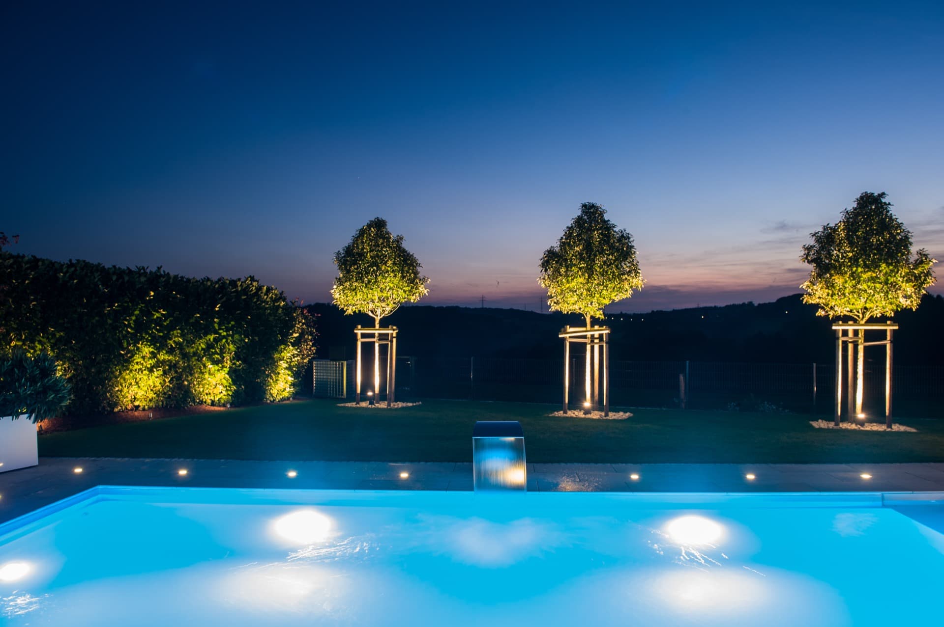 Beleuchteter Pool und illuminierten Bäumen