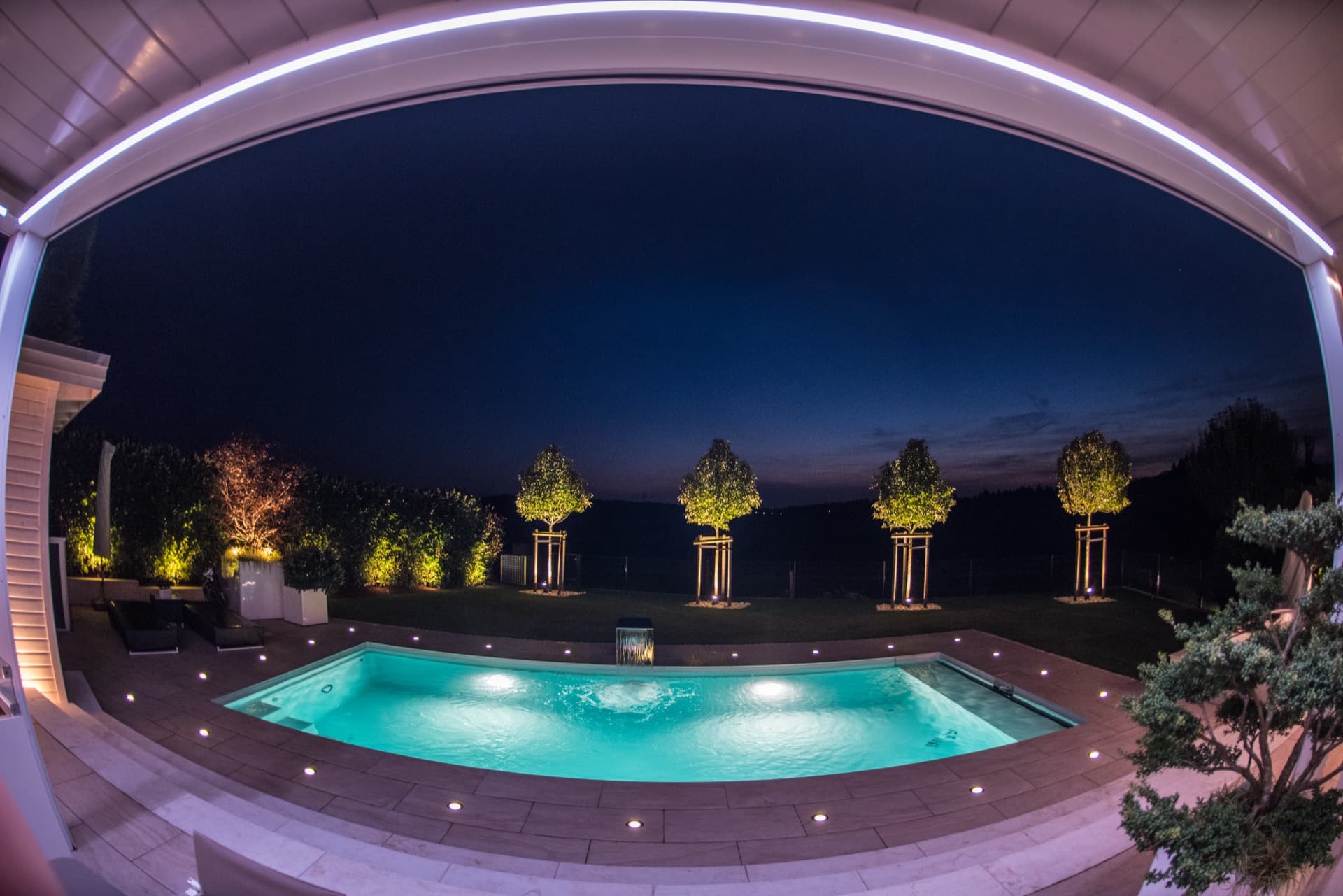 Unterwasser-LEDs beleuchten Pool und Wasserflächen warmweiß