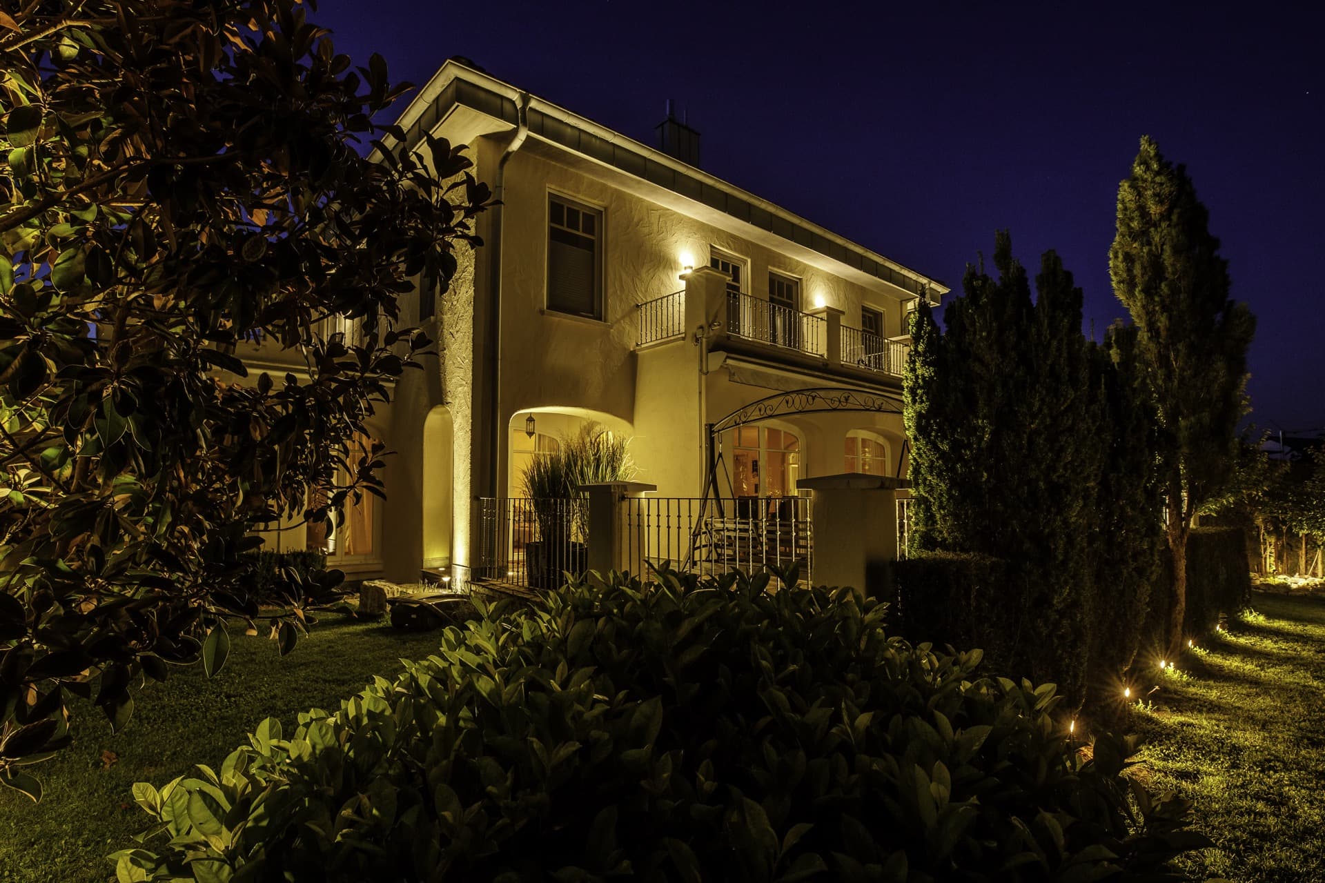 Professionelle Außenbeleuchtung am Haus bei Nacht – Licht von Klein