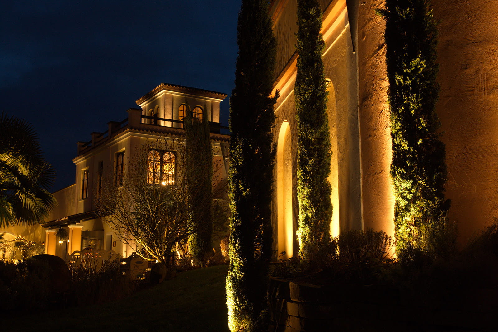 Mediterrane Gartenbeleuchtung bei Nacht – professionell inszeniert von Licht von Klein