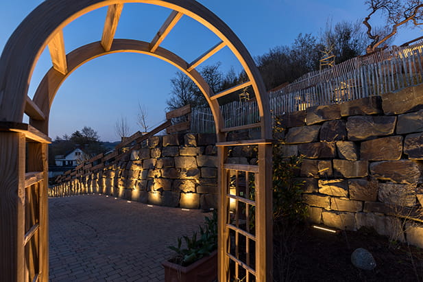 Stimmungsvolle mediterrane Gartenbeleuchtung in Lindlar – Licht von Klein