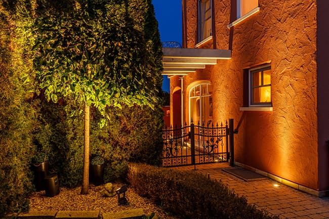 Mediterrane Gartengestaltung mit Beleuchtung