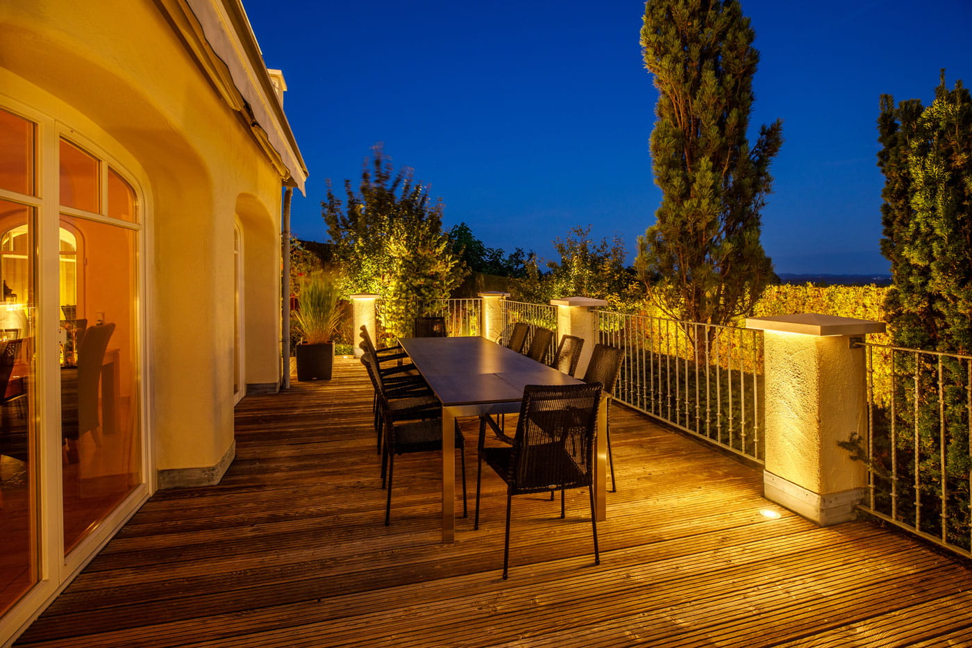 Professionelle Terrassenbeleuchtung bei Nacht – Licht von Klein