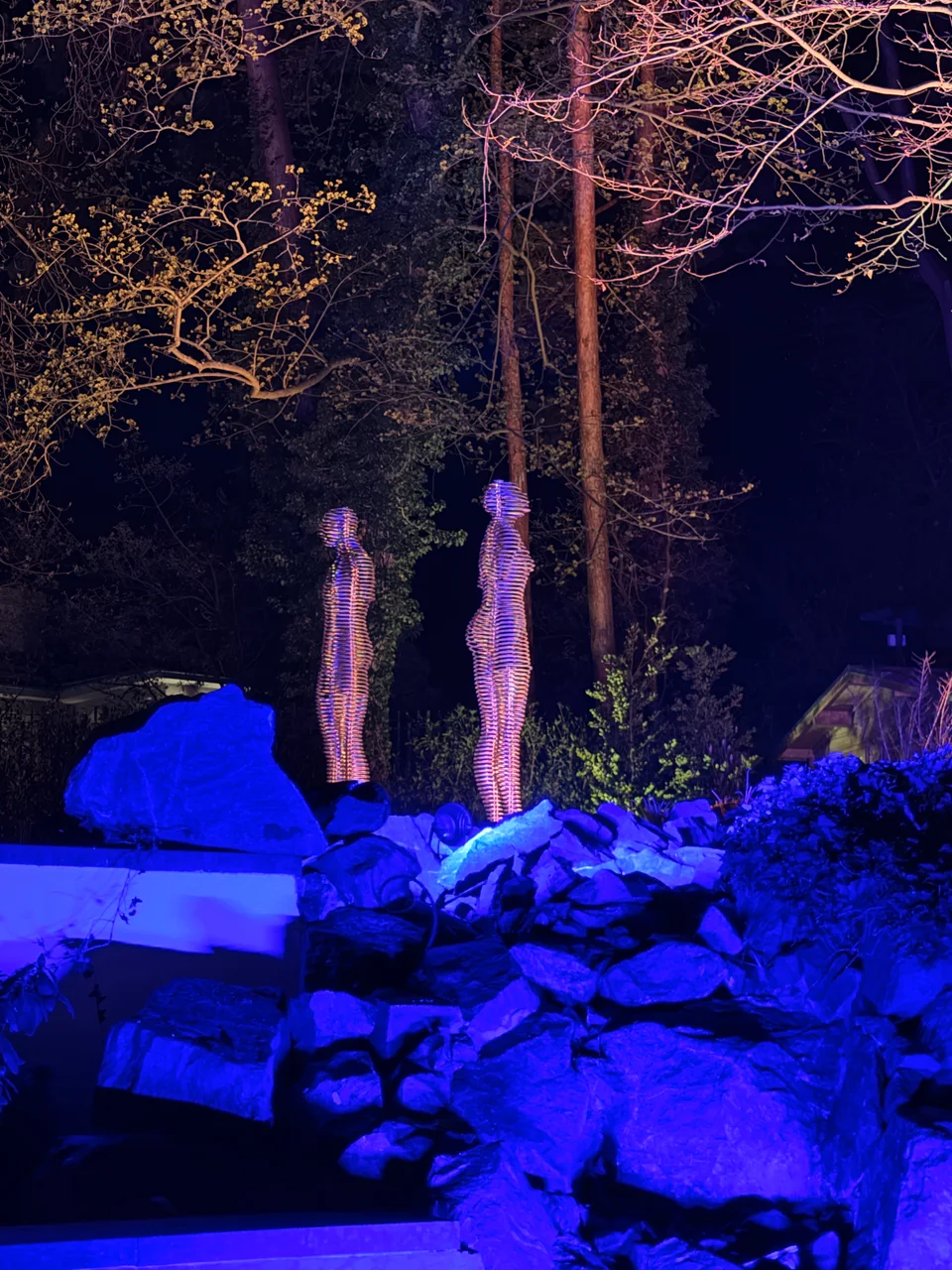 Blau beleuchteter Wasserlauf als farbige Lichtstimmung