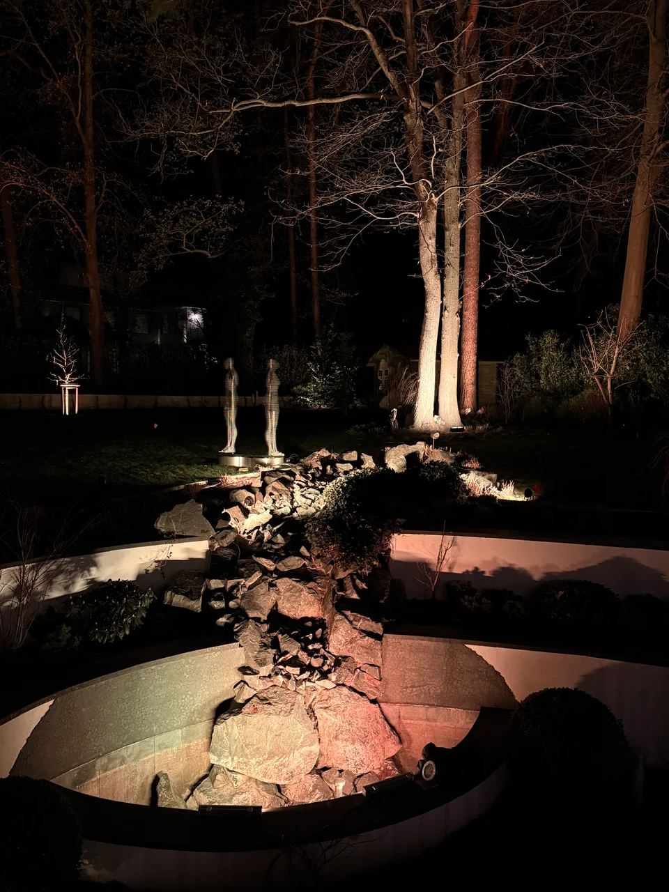Licht auf Naturstein und Wasser im Berliner Garten